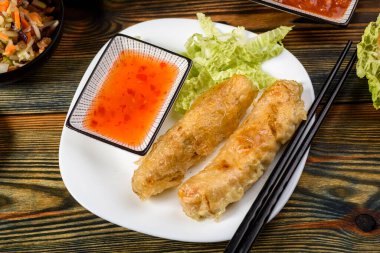Çeşitli soslarda servis edilen sebzeli ve tavuklu ev yapımı börek.