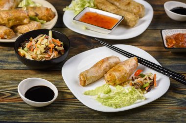 Çeşitli soslarda servis edilen sebzeli ve tavuklu ev yapımı börek.