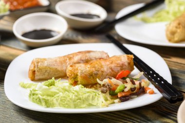 Çeşitli soslarda servis edilen sebzeli ve tavuklu ev yapımı börek.