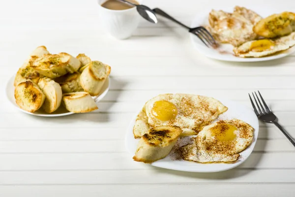 Posiłek Dla Dwojga Jajka Smażone Bagietka Masłem Ziołowym Kawą — Zdjęcie stockowe