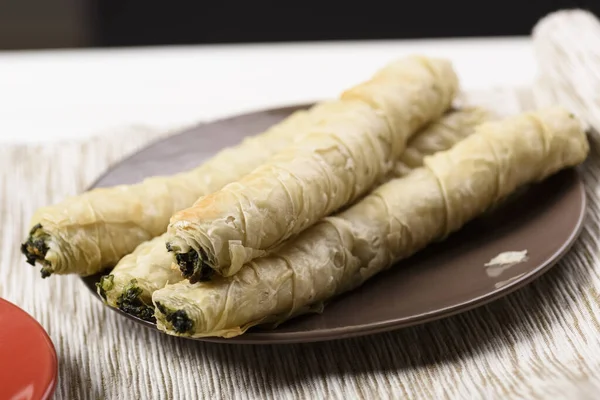 Ispanak ve peynir ile doldurulmuş Phyllo hamur tüpleri.