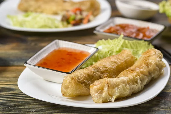 Çeşitli soslarda servis edilen sebzeli ve tavuklu ev yapımı börek.