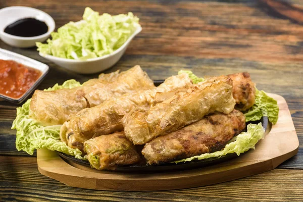 Çeşitli soslarda servis edilen sebzeli ve tavuklu ev yapımı börek.