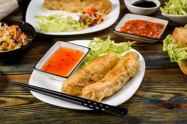 Çeşitli soslarda servis edilen sebzeli ve tavuklu ev yapımı börek.