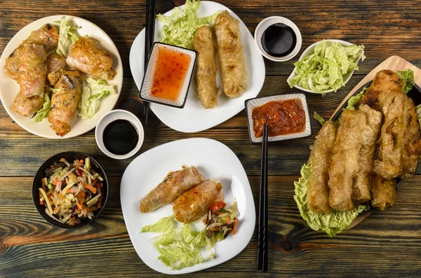 Çeşitli soslarda servis edilen sebzeli ve tavuklu ev yapımı börek.