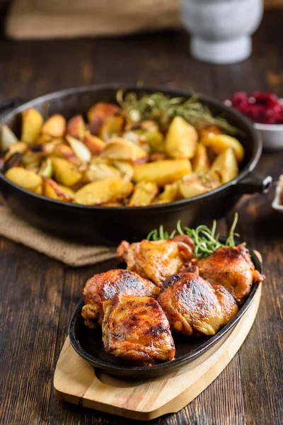 Crispy Roasted Chicken Pieces Roasted Potatoes Salad — Stock Photo, Image