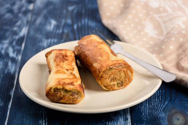 potato rolls with bacon, mushrooms and onion