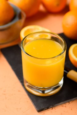 Taze sıkılmış portakal suyunun tadı sabahları daha güzeldir.