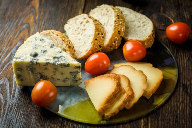 Tahta üzerinde peynir tahtası