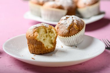 Ev yapımı kek ve kahve.