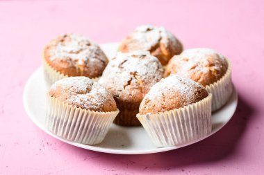 Ev yapımı kek ve kahve.