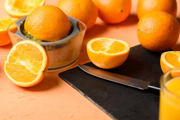 Taze sıkılmış portakal suyunun tadı sabahları daha güzeldir.