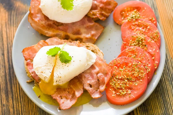 Poached Eggs Served Toast Bacon — Stock Photo, Image