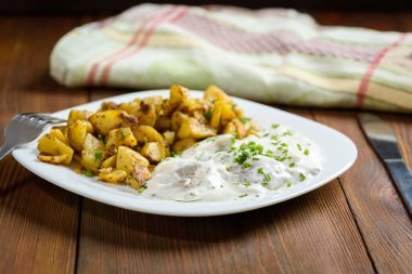 Kremalı ringa balığı ve kızarmış patates.