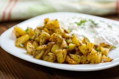 Kremalı kızarmış patates ve ringa balığı.