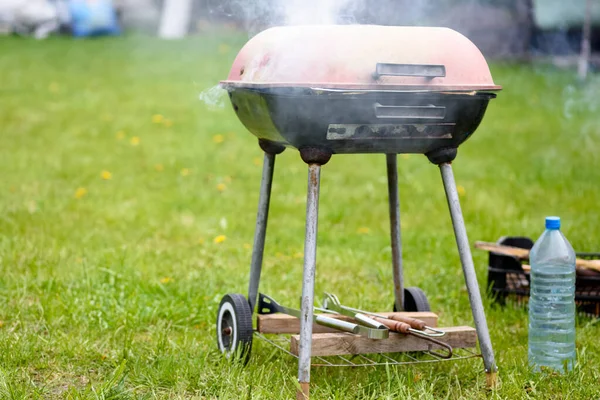 Een Rokerige Oude Grill Een Achtergrond Van Groen Gras — Stockfoto