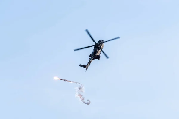 Een Militaire Helikopter Gooit Vuurpijlen Uit Tijdens Luchtgevechten — Stockfoto