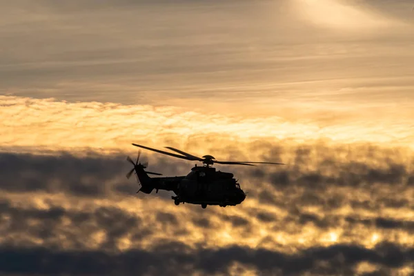 Silhouet Van Een Militaire Helikopter Tegen Ondergaande Zon — Stockfoto