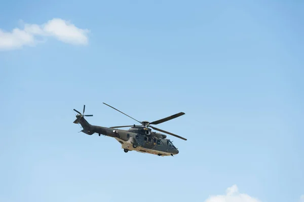 Silhouette Elicottero Militare Contro Sul Cielo Blu — Foto Stock