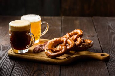 Geleneksel bira ve kraker kupası - hafif veya koyu bira