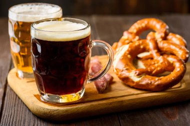 Geleneksel bira ve kraker kupası - hafif veya koyu bira