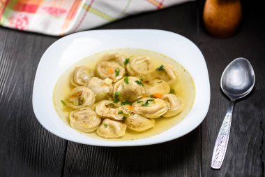 Pielmieni - etle doldurulmuş minik börekler ya da diğer malzemeler.