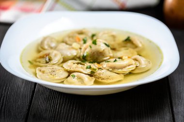 Pielmieni - etle doldurulmuş minik börekler ya da diğer malzemeler.