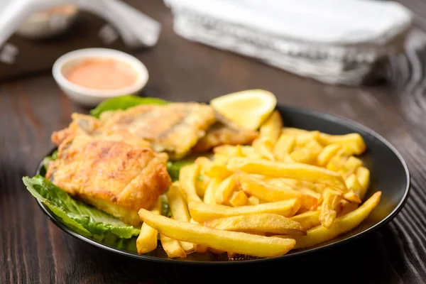 Fish Chips Black Plate Served Salad Sauce — Stockfoto