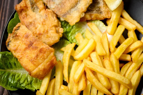 Vis Chips Een Zwarte Plaat Geserveerd Met Salade Saus — Stockfoto