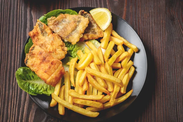 Pescado Patatas Fritas Plato Negro Servido Con Ensalada Salsa — Foto de Stock