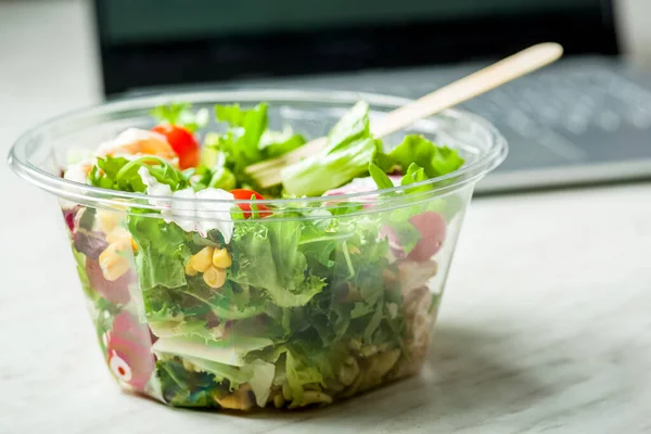 Şeffaf Plastik Kutuda Tavuk Erişteli Sebze Salatası — Stok fotoğraf