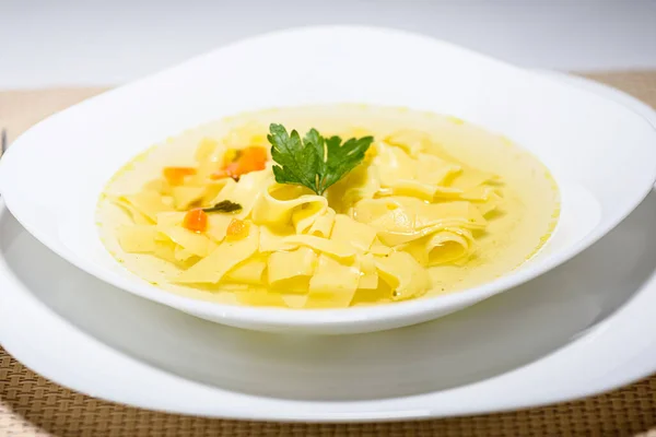 Caldo Cocido Sobre Carne Pollo Verduras Servido Con Fideos —  Fotos de Stock