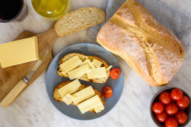 Geleneksel İtalyan mutfağından esinlenilmiştir. Peynirli ve domatesli zeytinyağında kızartılmış ekmek.