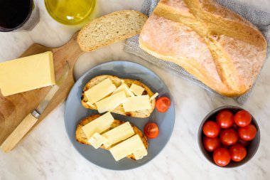 Geleneksel İtalyan mutfağından esinlenilmiştir. Peynirli ve domatesli zeytinyağında kızartılmış ekmek.