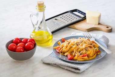 İtalyan mutfağından esinlenilmiş bir yemek domates soslu ve sosisli Tagliatelle makarnası.
