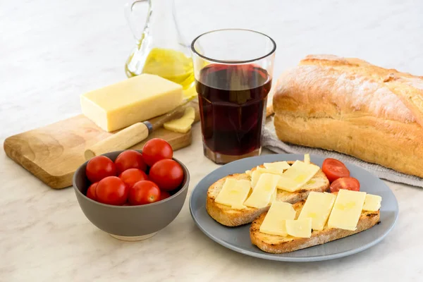 Inspirováno Tradiční Italskou Kuchyní Chléb Smažený Olivovém Oleji Sýrem Rajčaty — Stock fotografie