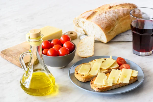 Inspired Traditional Italian Cuisine Bread Fried Olive Oil Cheese Tomato — Photo