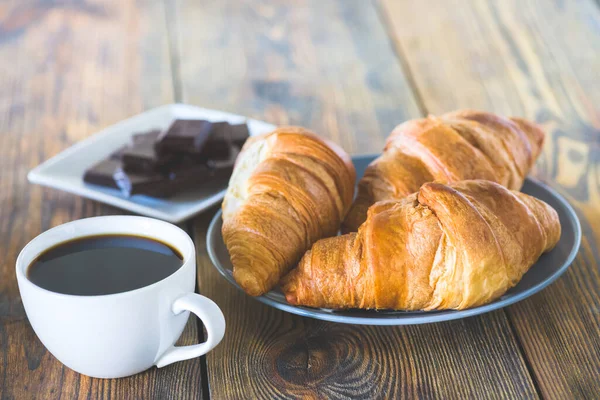 Croissants Met Chocolade Een Kop Koffie Voor Een Zoet Europees — Stockfoto
