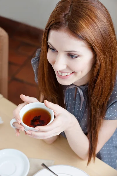 Hermosa chica con taza de té — Foto de Stock