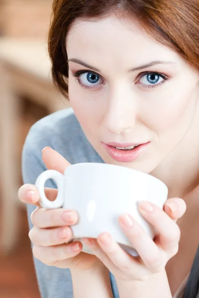 Mujer de ojos azules con taza de té — Foto de Stock