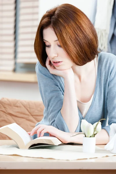 Frau liest Buch im Kaffeehaus — Stockfoto