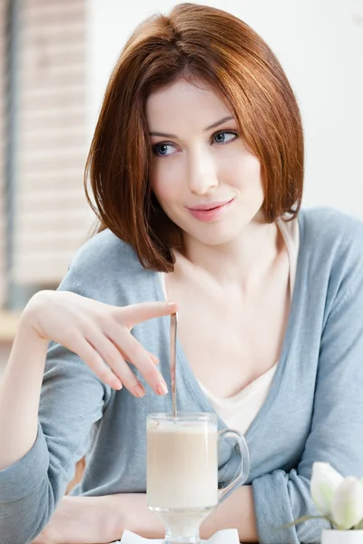 Damen med mjölk shake — Stockfoto