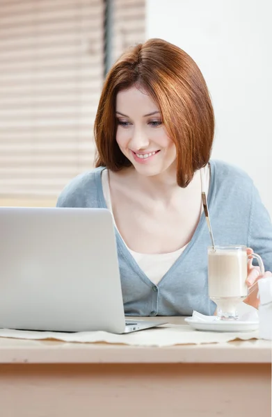 Woman is surfing on the internet on the pc — Stock Photo, Image