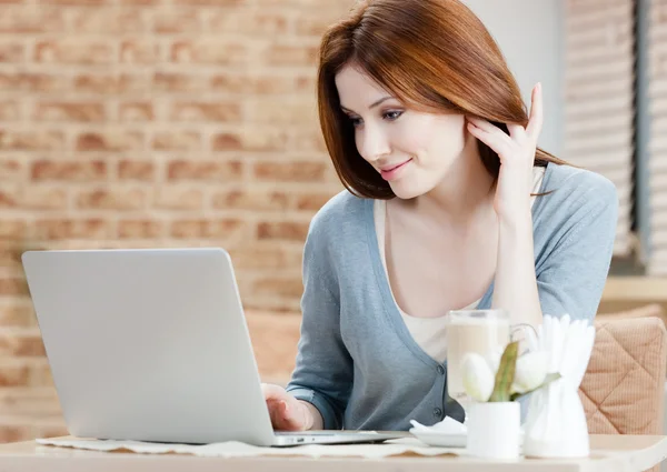 De vrouw werkt aan de laptop. — Stockfoto