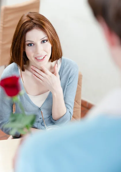 Mladý muž představuje karmínové růže se svou přítelkyní — Stock fotografie