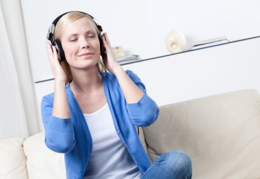 güzel bir kadın kulaklık müzik dinliyor