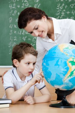 küçük bir okul çocuğu karasal globe adlı görünüyor.