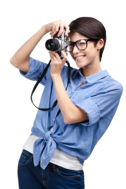 kadın fotoğrafları retro fotoğraf kamera ile yapar.