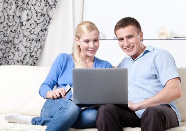 marido y mujer hacen negocios en internet