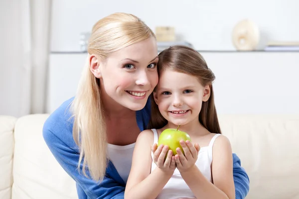 Sorridente mummia con il suo mantenimento mela figlia — Foto Stock